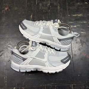 Nike Zoom Vomero 5 Boys Size 5Y Gray Silver Athletic Running Shoes Sneakers